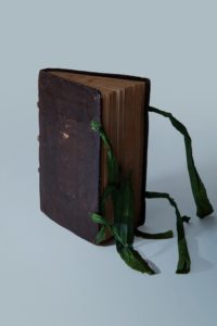 Un librito de rezos multilingüe